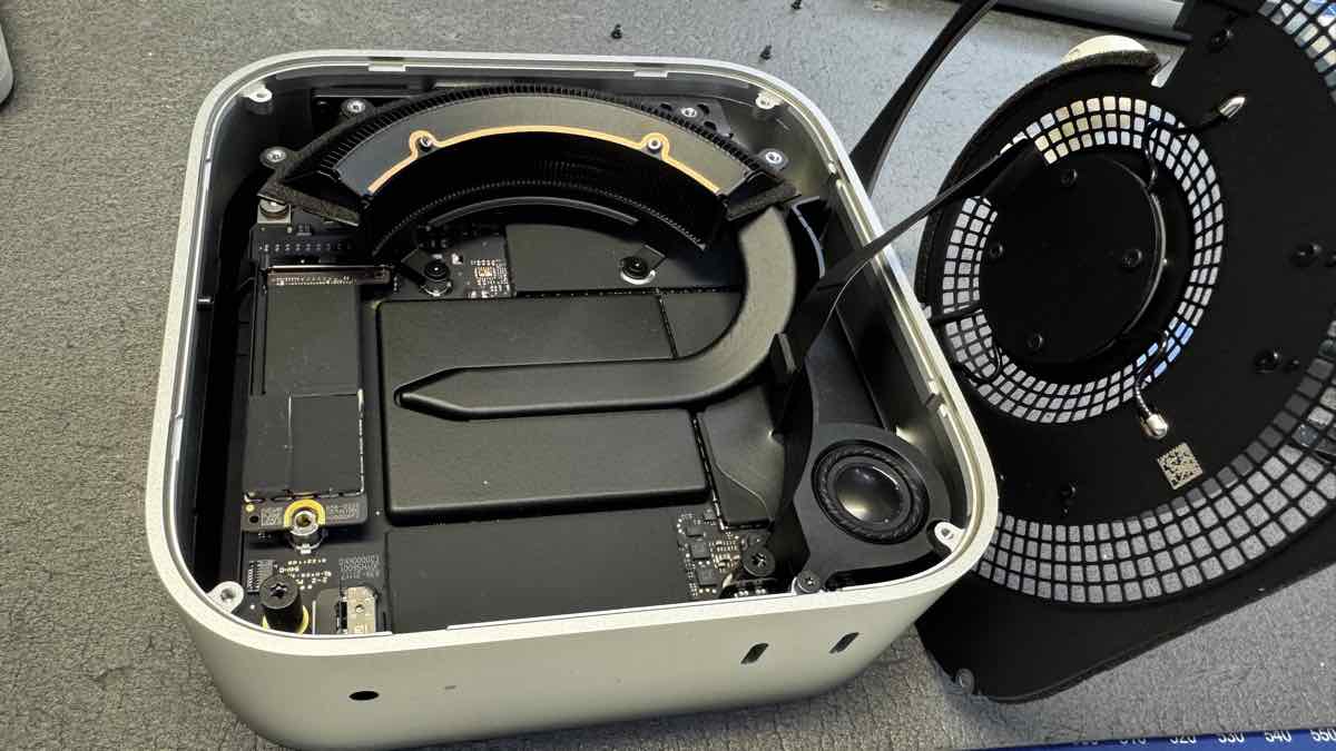 Разобранный Mac mini 2024 M4 Pro со снятым вентилятором