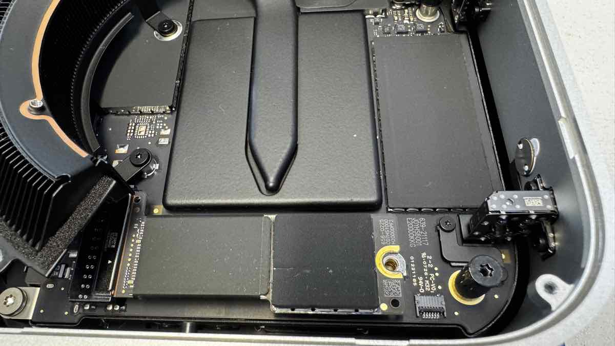 Разобранный Mac mini 2024 M4 Pro установка SSD