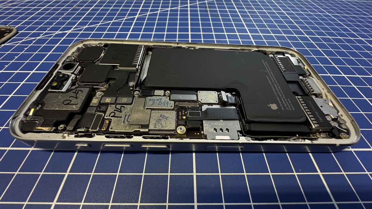 Разобранный восстановленный iPhone 15 Pro: корпус, плата и аккумулятор