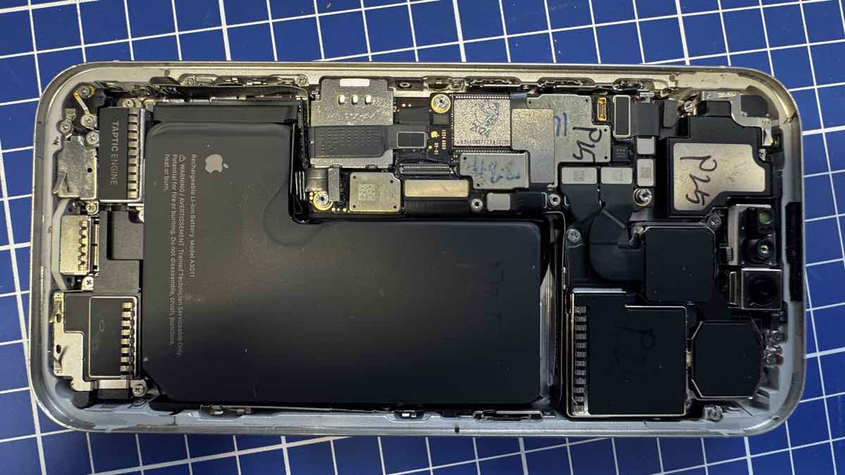 Внутренности китайского рефа iPhone 15 Pro с пометками на плате