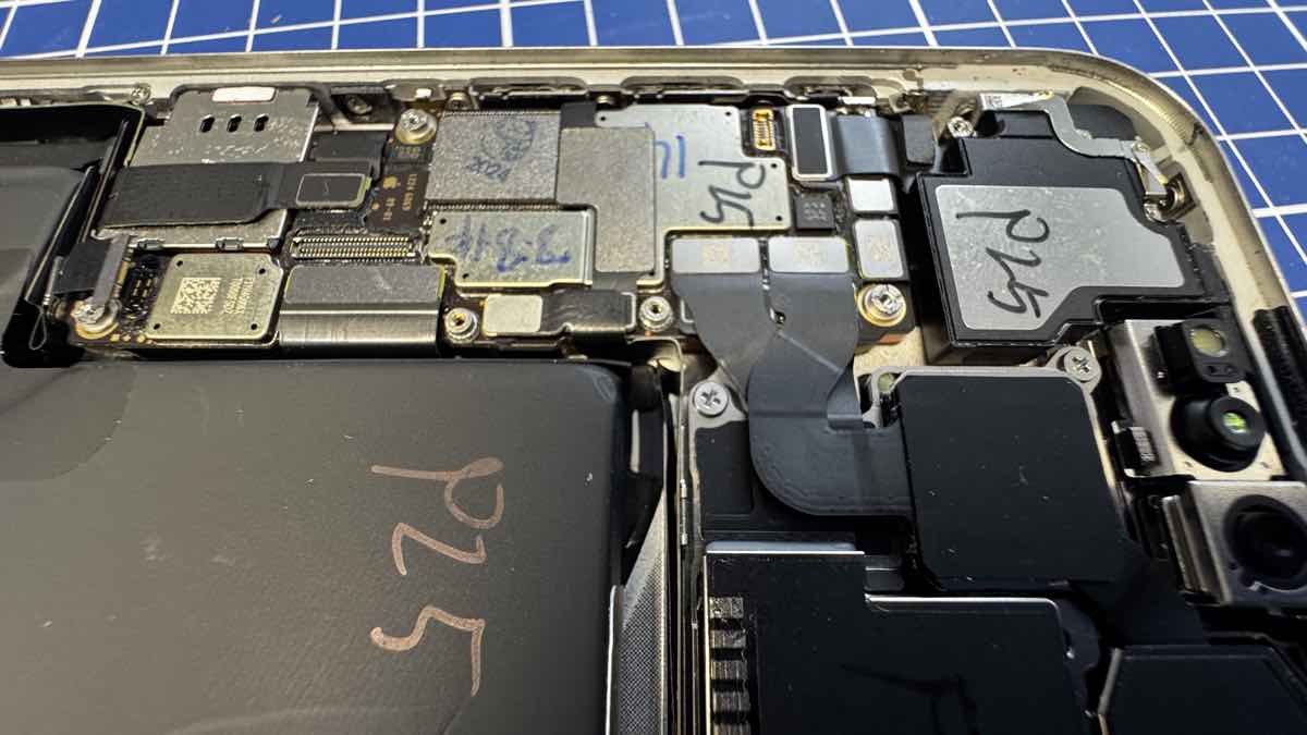 Камерный модуль и логическая плата восстановленного iPhone 15 Pro