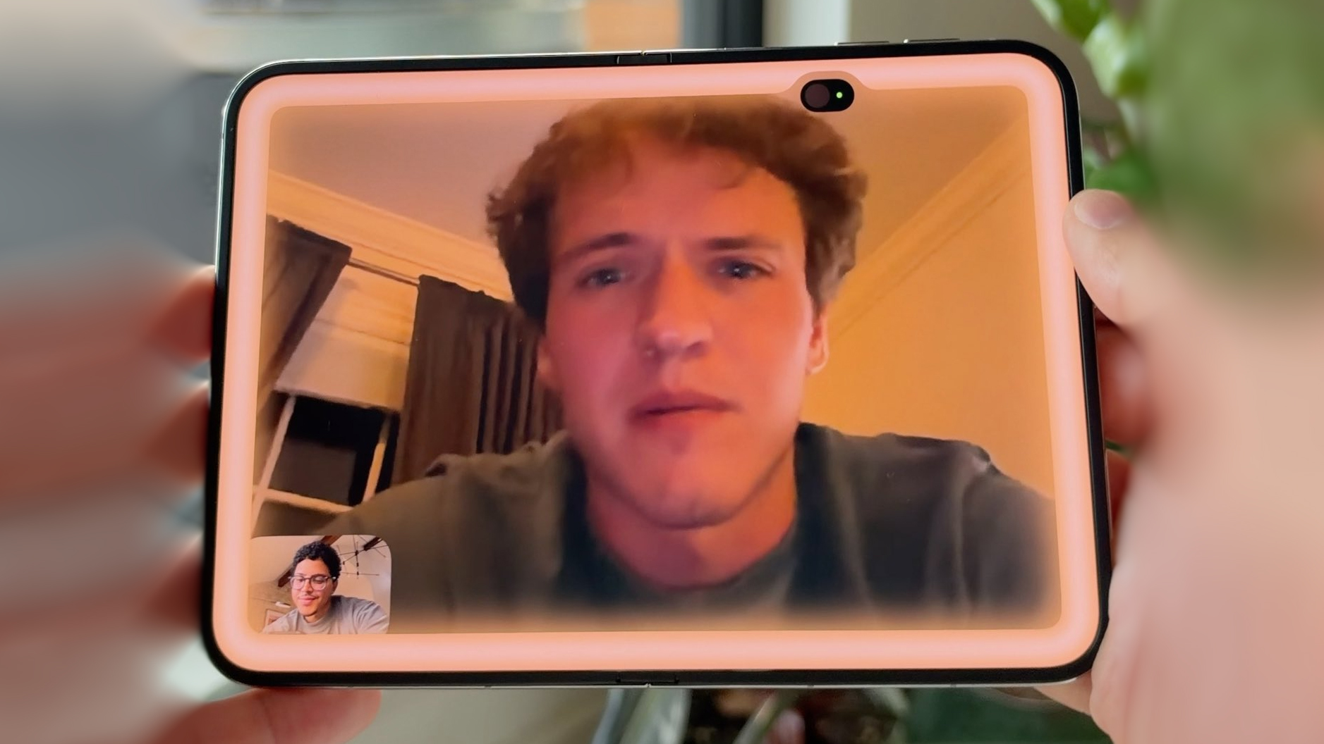 Внутренний экран iPhone Duo получил подсветку Edge Light