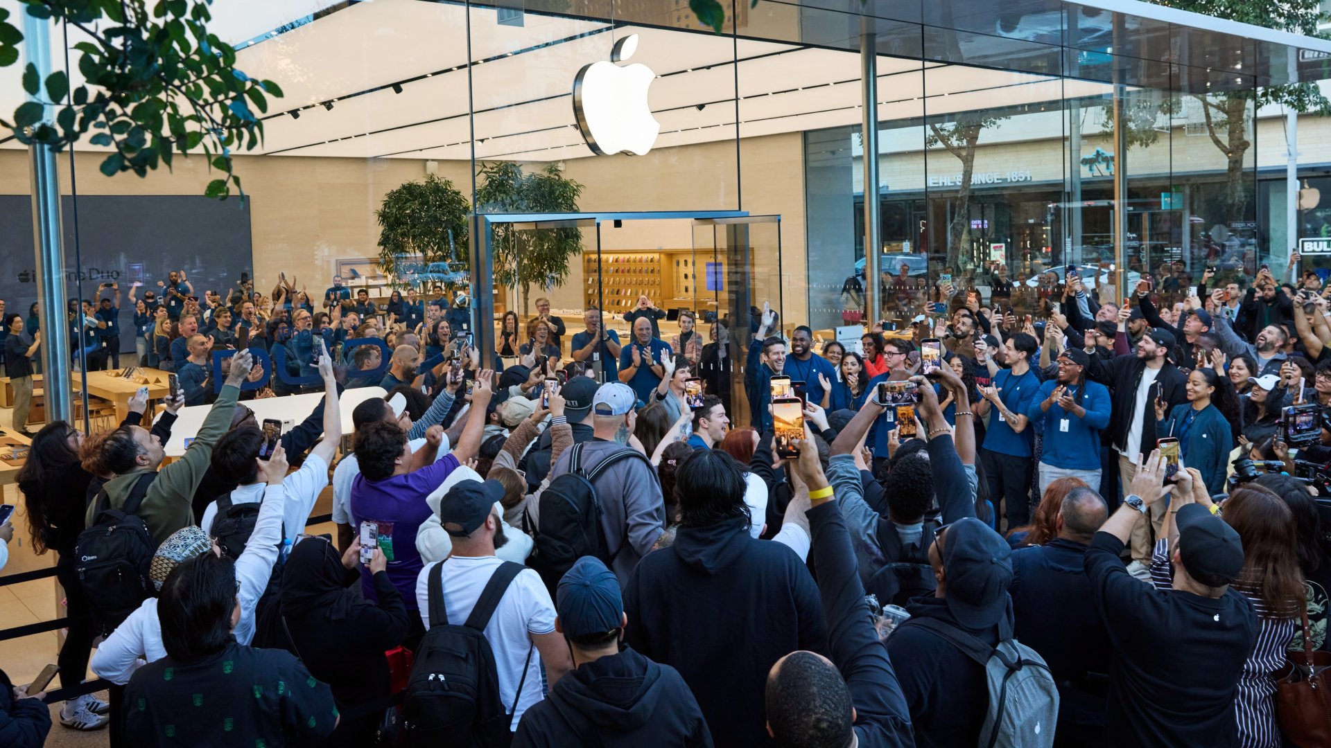 Выход iPhone Duo вернул очереди в магазины Apple