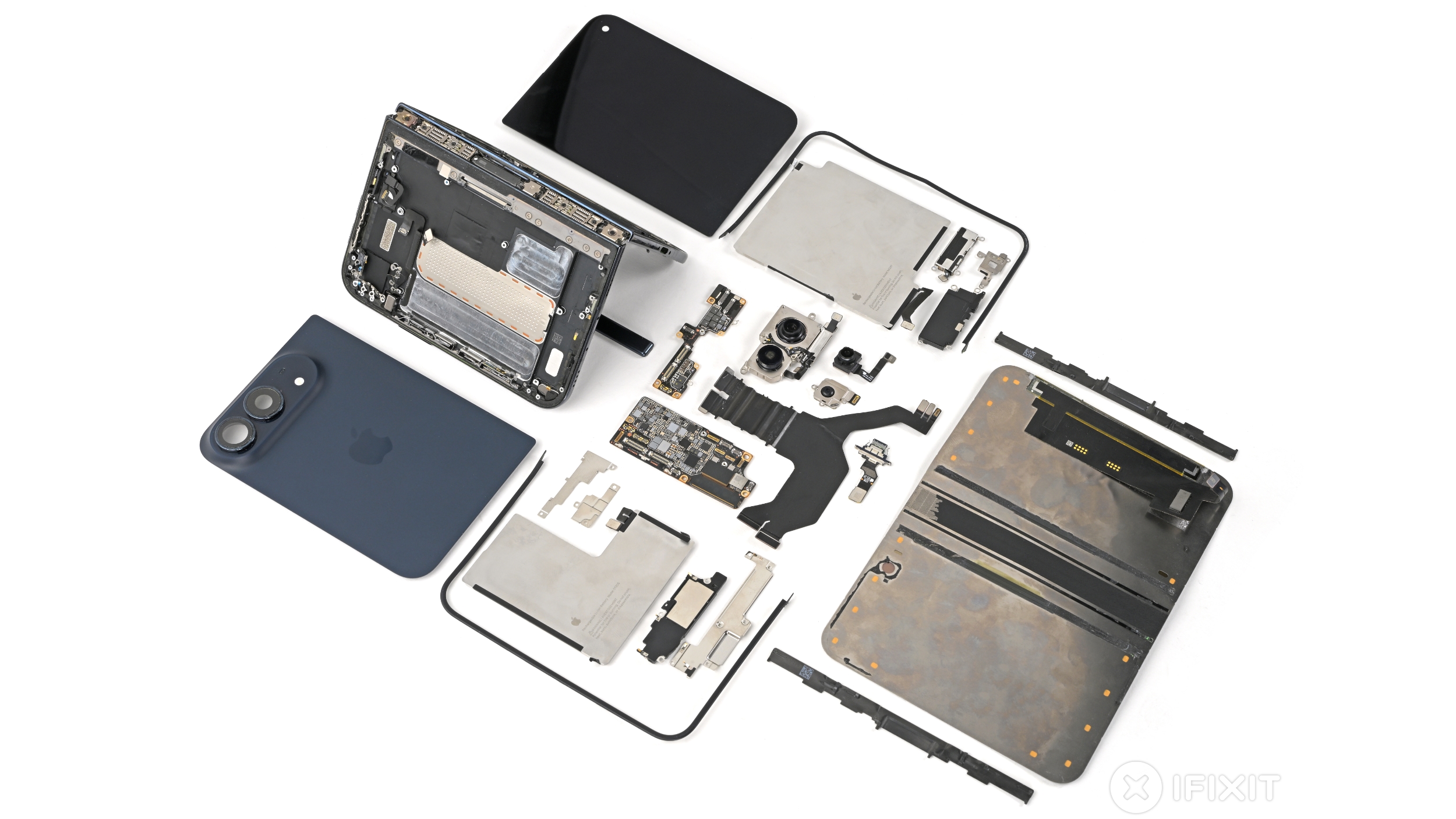Разбор iPhone Duo: пыль в шарнире и возможная причина сбоев экрана